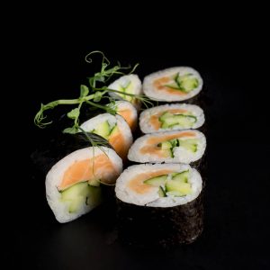 Маки с лососем и огурцом 8 шт